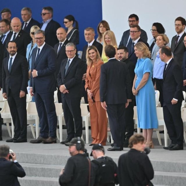 <p>Aleksandar Vučić u prvom redu pari&scaron;ke parade bacio je u ekstazu srpske medije&nbsp;</p>

<p>&nbsp;</p>

<p>&nbsp;</p>

<p>&nbsp;</p>