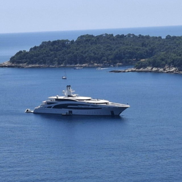 <p>Ispred Dubrovnika usidirla se superjahta &lsquo;I Dynasty&lsquo;</p>