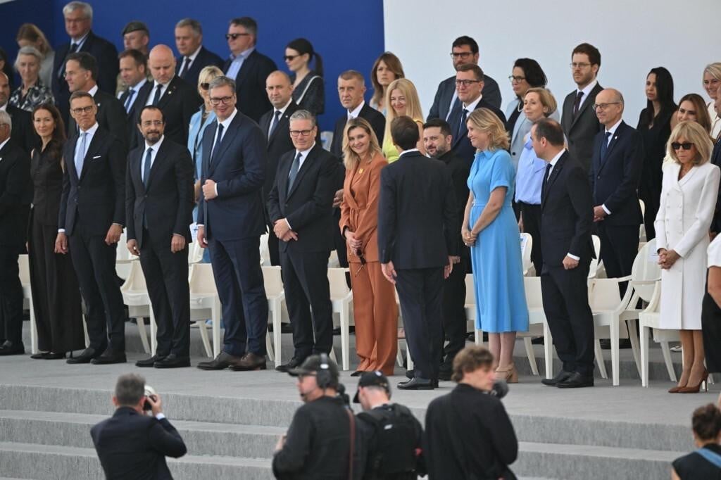 <p>Aleksandar Vučić u prvom redu pari&scaron;ke parade bacio je u ekstazu srpske medije&nbsp;</p>

<p>&nbsp;</p>

<p>&nbsp;</p>

<p>&nbsp;</p>