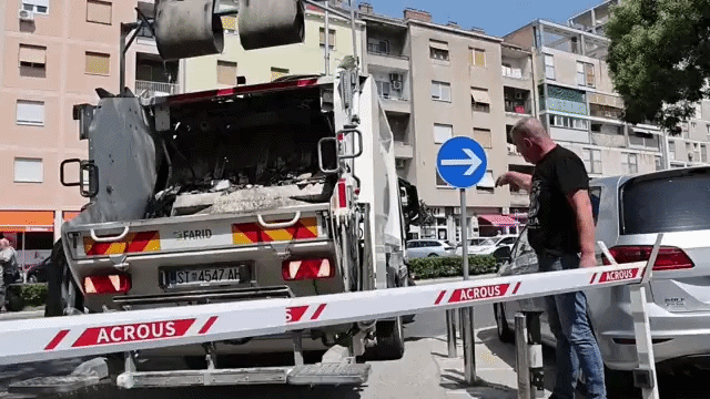 Bulja u Splitu zaustavila policija, njegov vozač ‘popio‘ kaznu, a on se nervozno vozikao ukrug pa ‘ispalio‘ odluku
