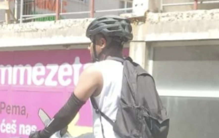 Ni sva upozorenja policije ni sve nesreće njega očito ne diraju. Pogledajte što izvodi ovaj lik na romobilu u Dubrovniku