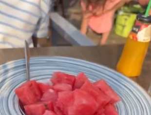 VIDEO Gost naručio voćnu salatu, pogledajte što je dobio, platio 14 €. Ovo mu je lekcija: Pa ga ti jedi majčin sine...