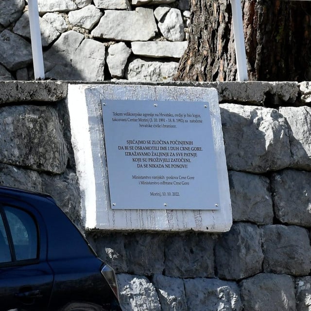 <p>Spomen ploča hrvatskim logora&scaron;ima u&nbsp;Morinju<br>
&nbsp;</p>