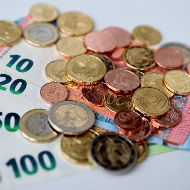 <p>Rijeka, 111222.<br>
Od 1. sijecnja 2023. Republika Hrvatska postat ce 20. drzava clanica Europske unije u kojoj ce euro postati sluzbena valuta. Euro je jedan od simbola europske integracije i svaka zemlja clanica eurozone ima mogucnost stavljanja motiva na nacionalnu stranu eurokovanica. Na hrvatskim eurokovanicama motivi su: geografska karta Hrvatske, kuna, Nikola Tesla i glagoljica sa sahovnicom u pozadini svih motiva.<br>
Na fotografiji: Od 1. sijecnja 2023. u Republici Hrvatskoj euro postaje sluzbena valuta.<br>
