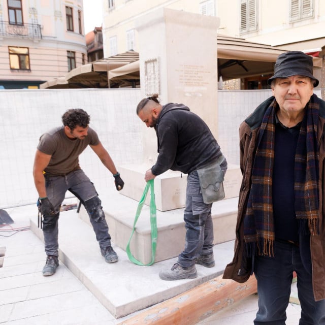 <p>Uklanjanje&nbsp;rada kipara Kuzme Kovačića na Pjaci</p>