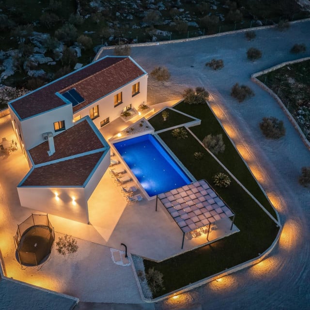 <p>Villa Dolac iz ptičje perspektive, u povečerje</p>