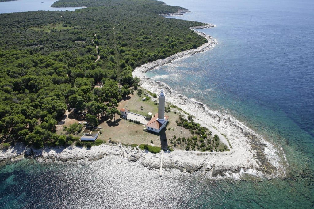 <p>Do Punta Bjanke dolazite prateći cestu prema sjevernoj strani, a putokazi će vas odvesti pravo do lanterne</p>