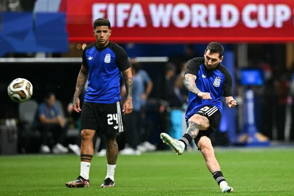 <p>Lionel Messi i Enzo Fernandez</p>