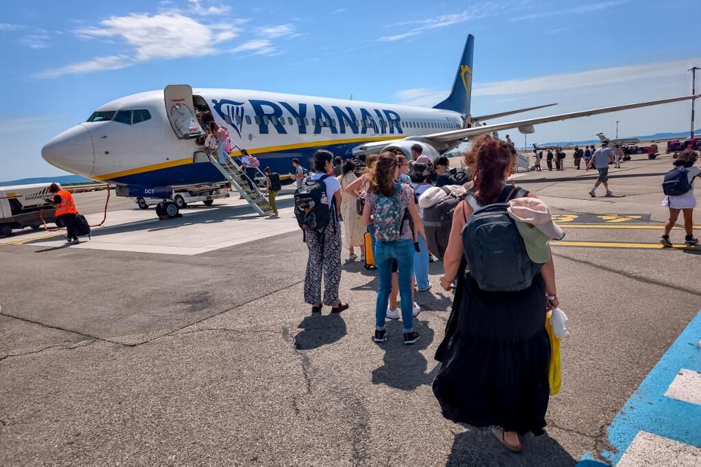 Potpuni kaos na letu Ryanaira: Let se pretvorio se u dramu od 12 sati! Gladni i žedni putnici pobunili se protiv pilota
