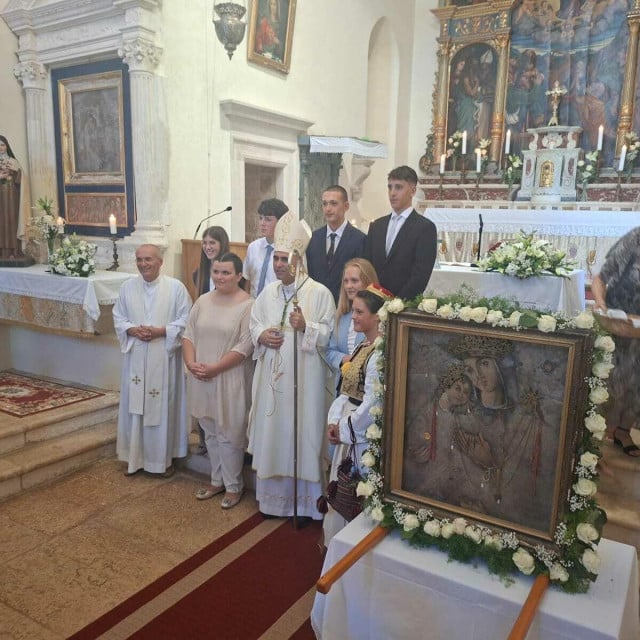 <p>Krizmi na Elafitima nazočio je dubrovački biskup Roko Glasnović</p>