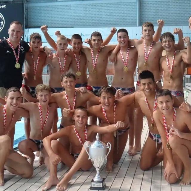 <p>Mladi Juga&scaron;i nakon ruleta peteraca podignuli pobjednički pokal</p>
