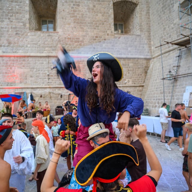 <p>Dubrovnik, 160726.<br>
Tradicionalna pucka festa Noc Porporele kojoj prethodi setnja po gradu i svecana inauguracija nove kneginje Republike Porporele.<br>