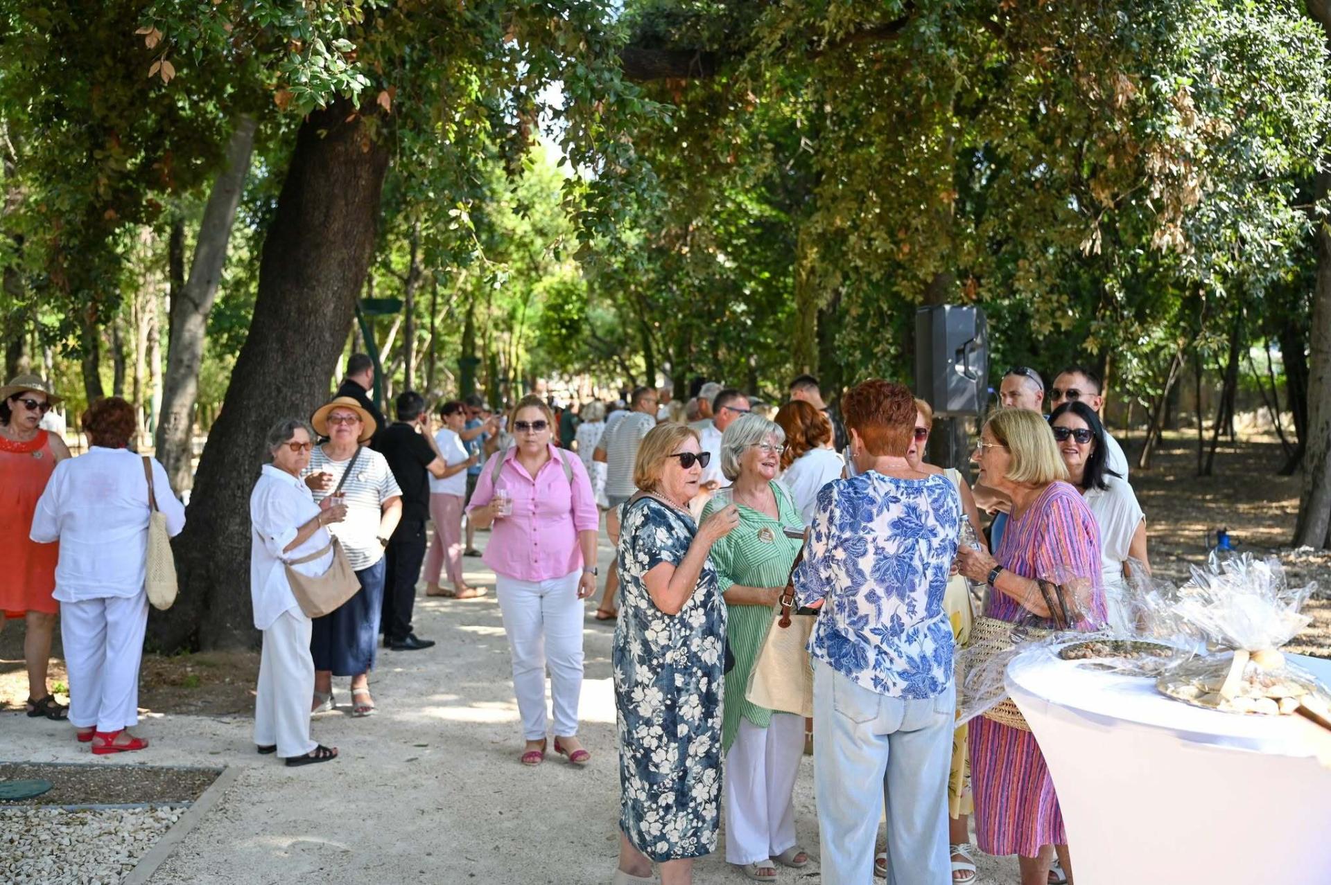 FOTO Povijesni park vraćen građanima, više od 300 Trogirana došlo na otvorenje! Pogledajte kako je bilo