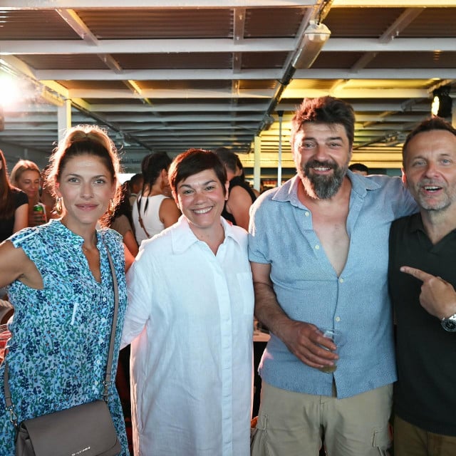 <p>Jelena Perčin, Marija &Scaron;karičić, Goran Navojec i&nbsp;Ante Gelo pro&scaron;loga ljeta na trajektu za Vela Luku. Uskoro će opet...</p>