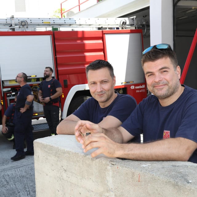 <p>Zapovjednik JVP Makarska Mario Čović u vatrogastvu je 27 godina, a glavni i odgovorni u makarskom DVD-u Josip Baričević ima staž od 18 godina</p>