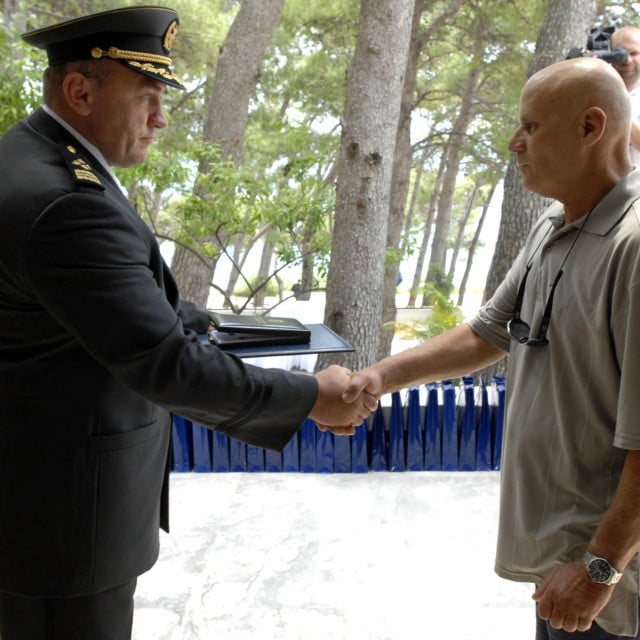 <p>General zbora HV, Josip Lucić 2007.&nbsp;&nbsp;dodjelio je odlikovanje reda Nikole &Scaron;ubica ZrinskogOdredu naoružanih brodova. Odlikovanje je primio Aljo&scaron;a Nikolić&nbsp;</p>