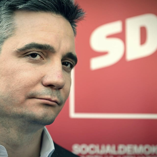 <p>Nema tome ni devedeset dana otkako je doktor Sandro Glumac, ugledni splitski anesteziolog, preuzeo ono &scaron;to je ostalo od splitskog SDP-a, a već je za sobom zalupio vrata</p>
