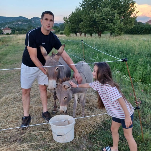 <p>&rdquo;Među rijetkim mladim ljudima sam u ovom kraju koji drže blago, a danas vam dica ne znaju kako magare izgleda, konja, ovcu i june vide samo na televiziji...&rdquo;</p>