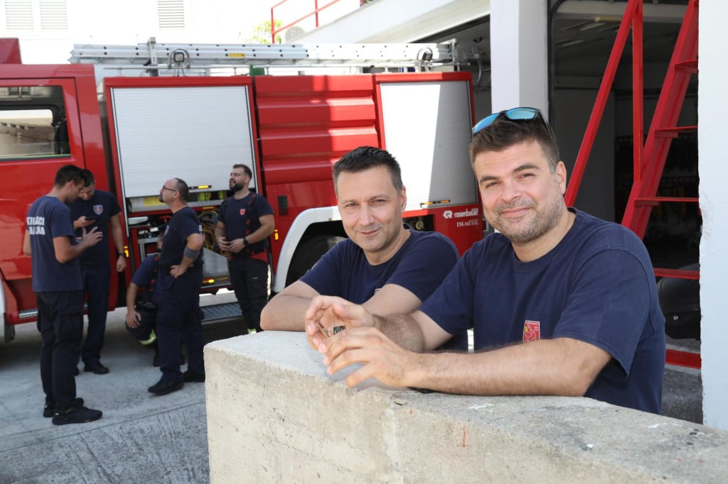 <p>Zapovjednik JVP Makarska Mario Čović u vatrogastvu je 27 godina, a glavni i odgovorni u makarskom DVD-u Josip Baričević ima staž od 18 godina</p>