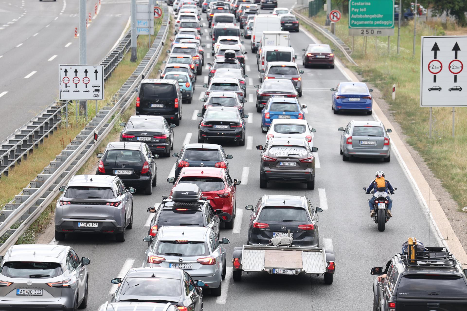 Gužve na svim pravcima A1 i dijelovima Jadranske magistrale; Problemi na jugu, u prekidu frekventna brodska linija