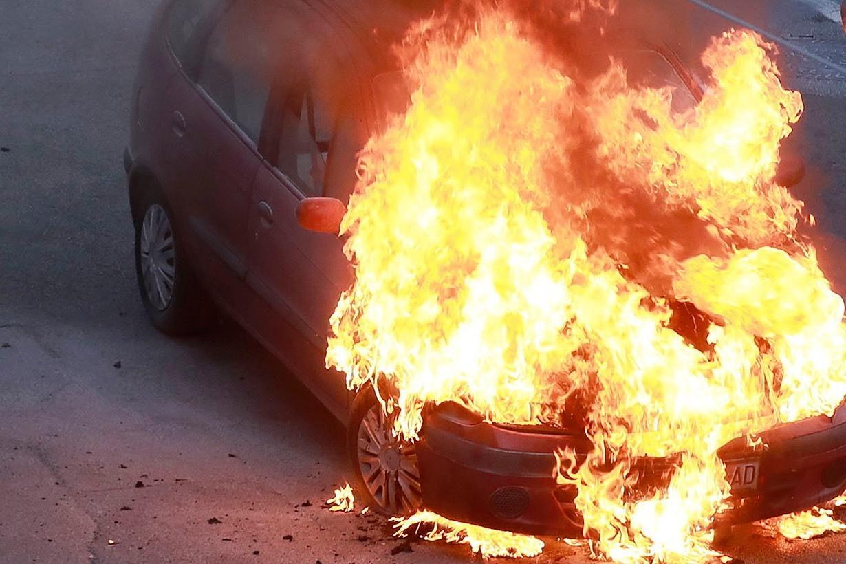 Drama na autocesti A1; kod Svetog Roka se zapalio automobil, dvije osobe uspjele izaći, kolona je osam kilometara