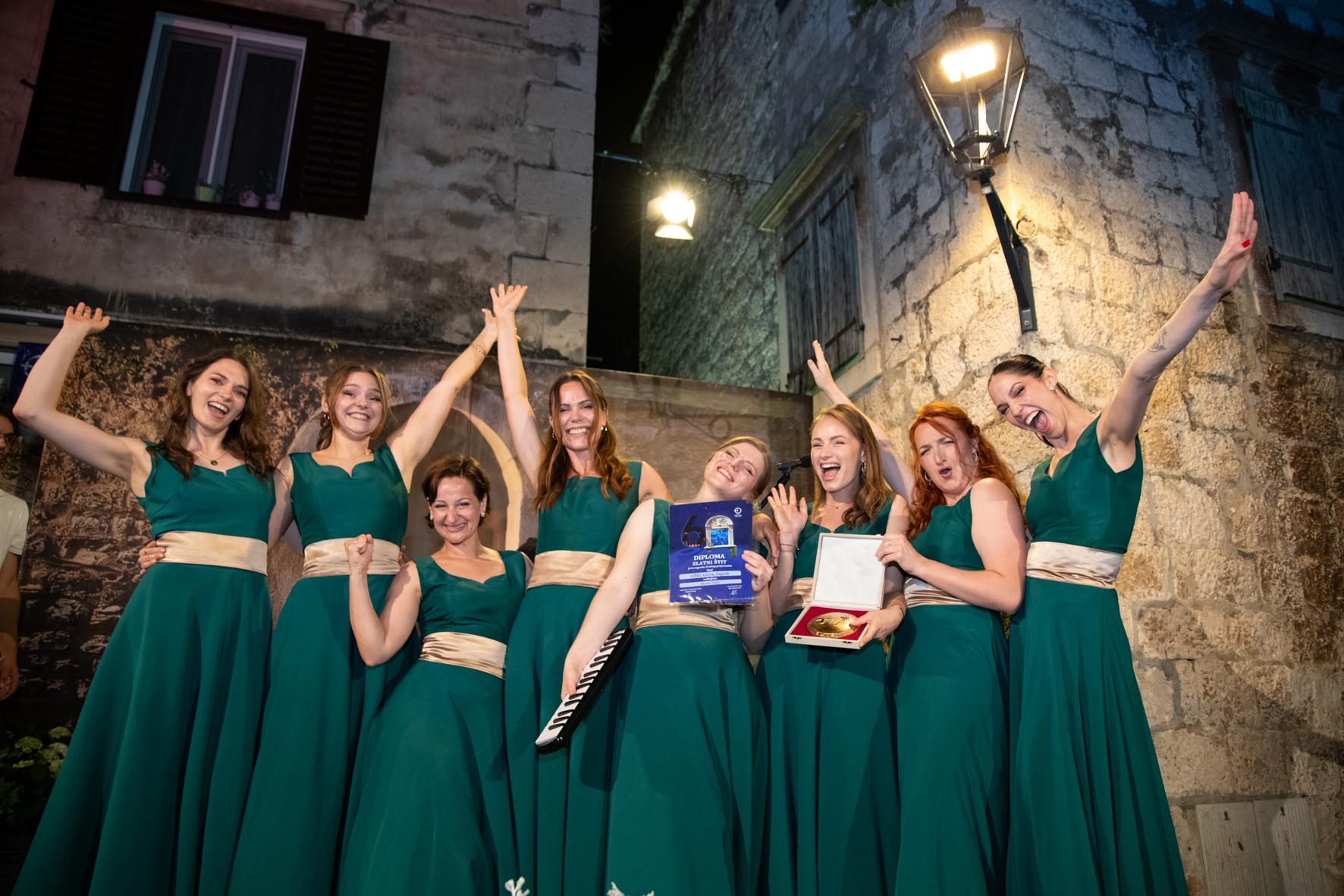 FOTO Omiš dobio nove klapske kraljice: Zlatni štit Oželandi, a publika najboljom proglasila Merlu
