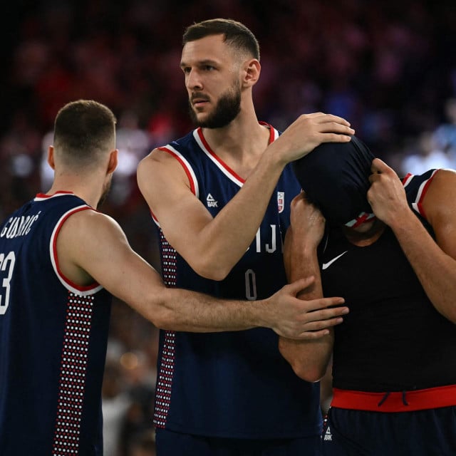 <p>Marko Gudurić i Uro&scaron; Plav&scaron;ić tje&scaron;e Bogdana Bogdanovića</p>
