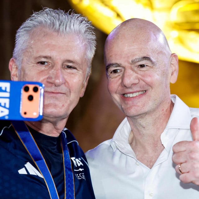 <p>Davor &Scaron;uker i Gianni Infantino</p>