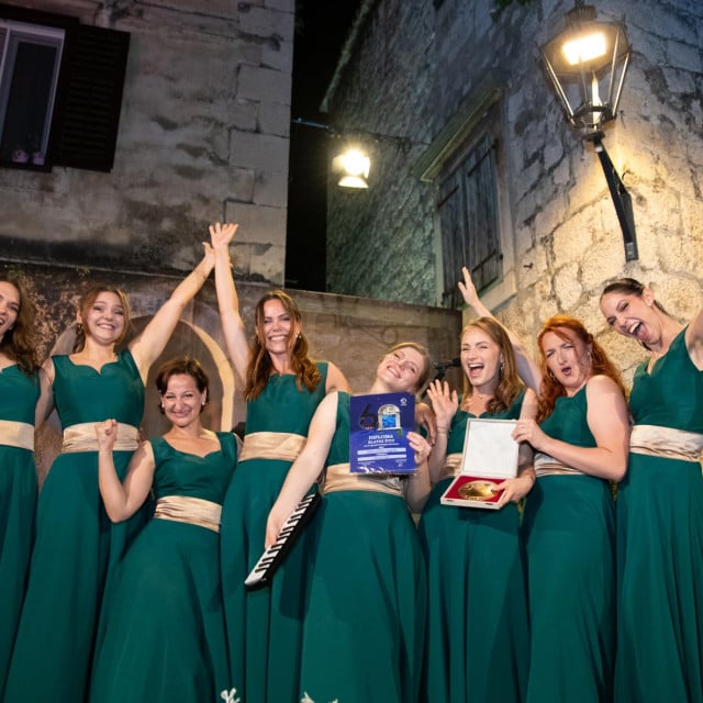 <p>Ženska klapa Oželanda</p>