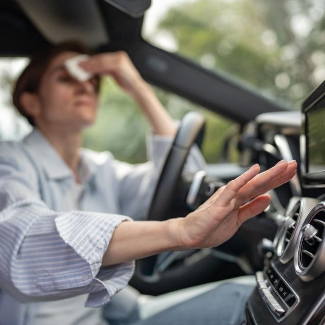 <p>može brzo rashladiti automobil, no stručnjaci upozoravaju da je ne treba koristiti tijekom cijele vožnje</p>