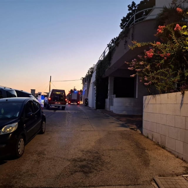 <p>Vatrogasci u akciji ga&scaron;enja u Ulici Bruna Bu&scaron;ića</p>