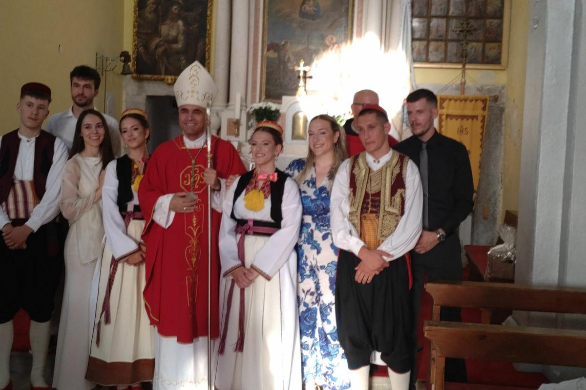 Četvero krizmanika primilo sakrament svete potvrde, misno slavlje predvodio biskup mons. Glasnović