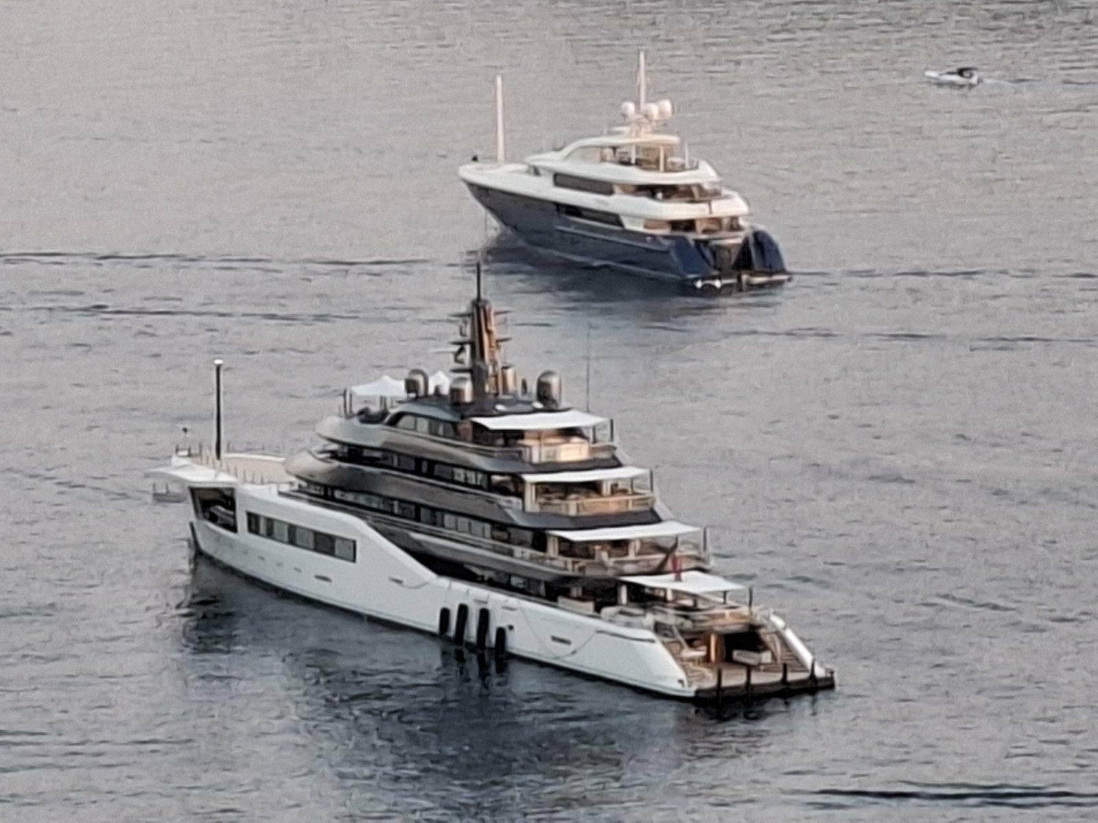 Stotine milijuna eura vrijedne jahte usidrene pored Lokruma, gosti uživali u zalasku s pogledom na Dubrovnik