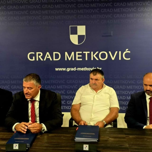 <p>Potpisan ugovor s izvođačem radova na izgradnji ceste Vid-Nova Sela</p>
