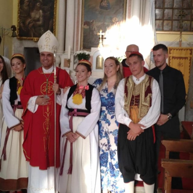 <p>Četvero krizmanika primilo sakrament svete potvrde u Stravči</p>