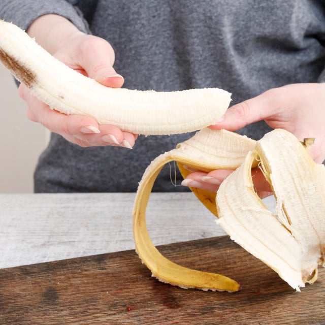 <p>Kora banane sadrži antioksidanse, vitamine i minerale, među kojima su vitamin C, vitamin A, kalij i lutein. Upravo se njima pripisuju hidratantna i umirujuća svojstva</p>