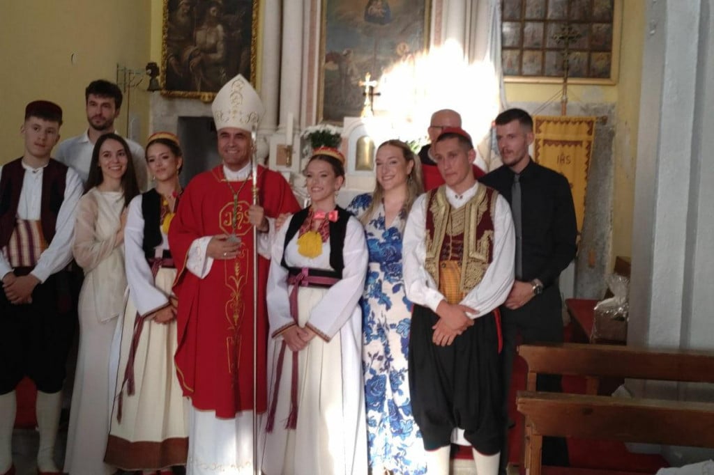 <p>Četvero krizmanika primilo sakrament svete potvrde u Stravči</p>
