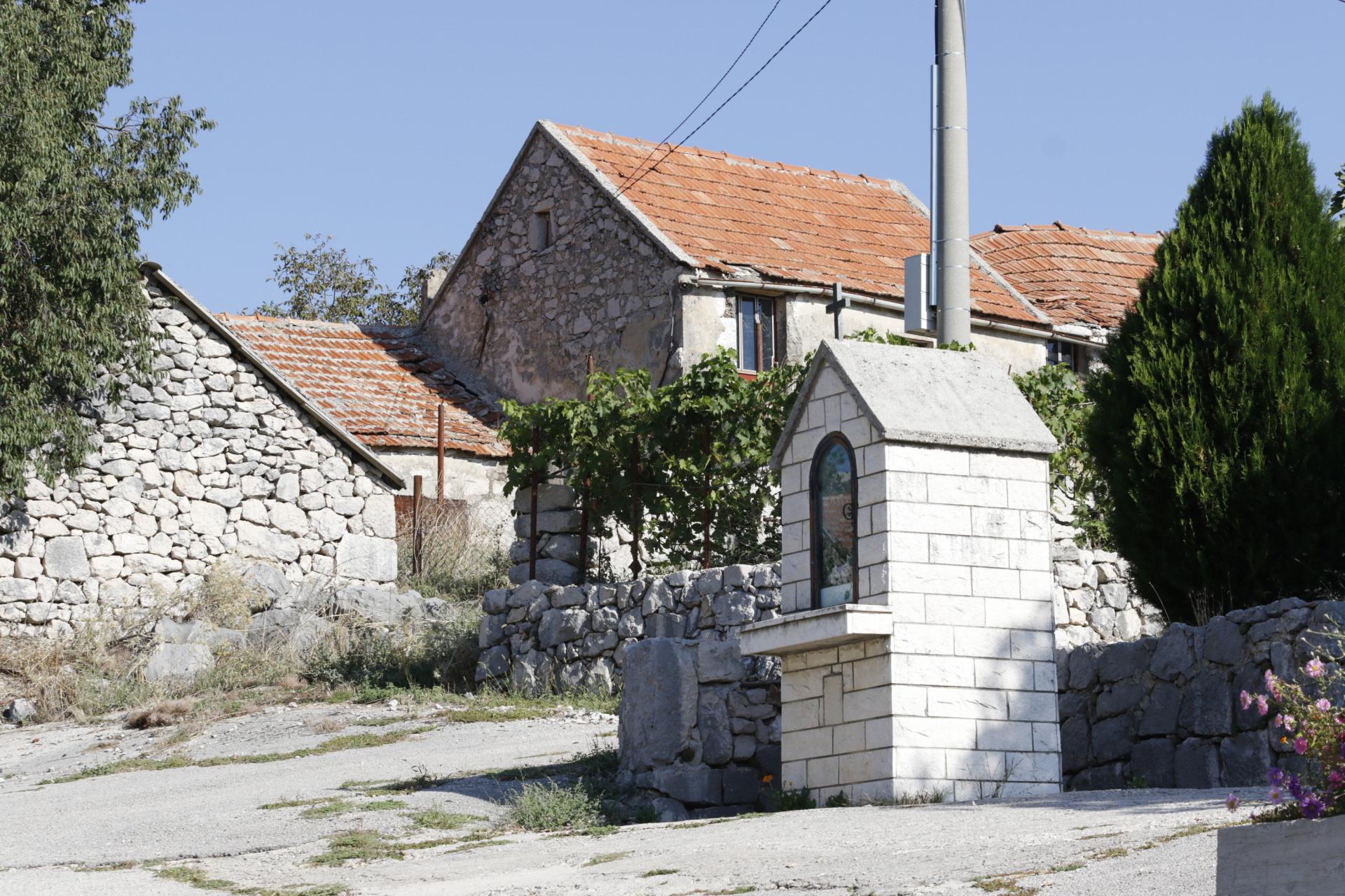 Nakon desetljeća laži u selo poznatih ‘faca‘ stigla - voda! Koje su to bile muljaže... Cijevi magično nestajale
