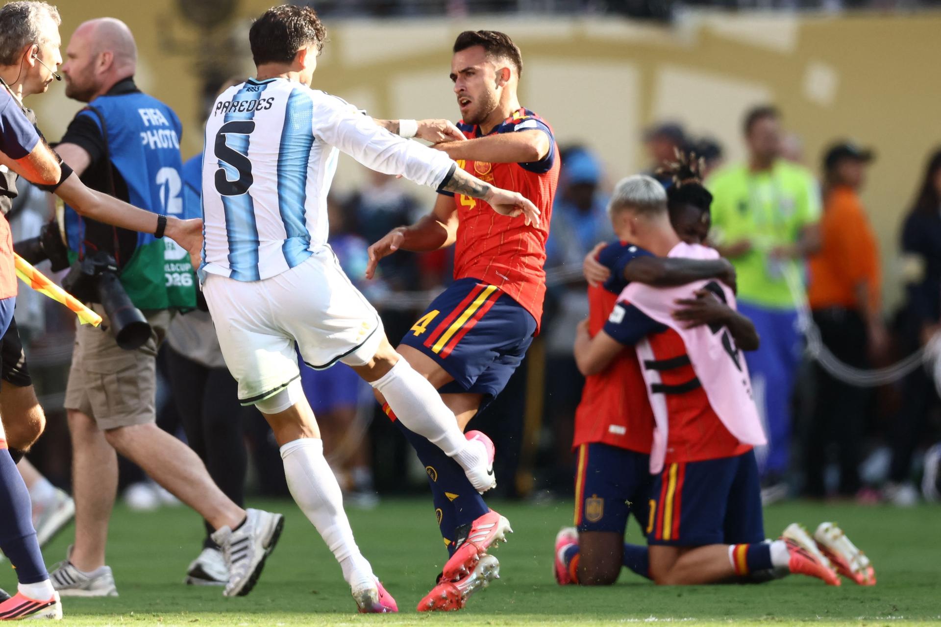 VIDEO Argentinac brutalnim nasrtanjem na suparnike po završetku utakmice zgrozio javnost, dobio je i crveni karton