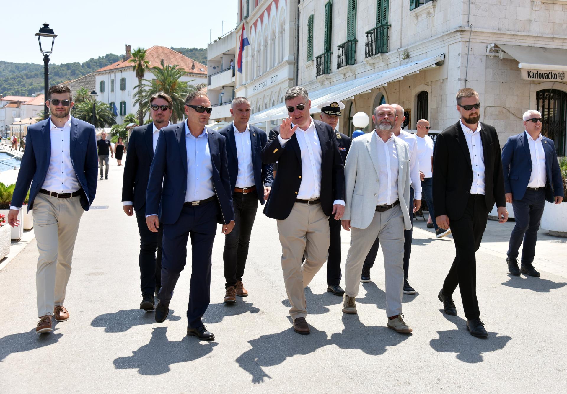 Predsjednik Zoran Milanović i ‘ljudi u crnom’ na Visu, Hrvatska bez Dalmacije nije Hrvatska