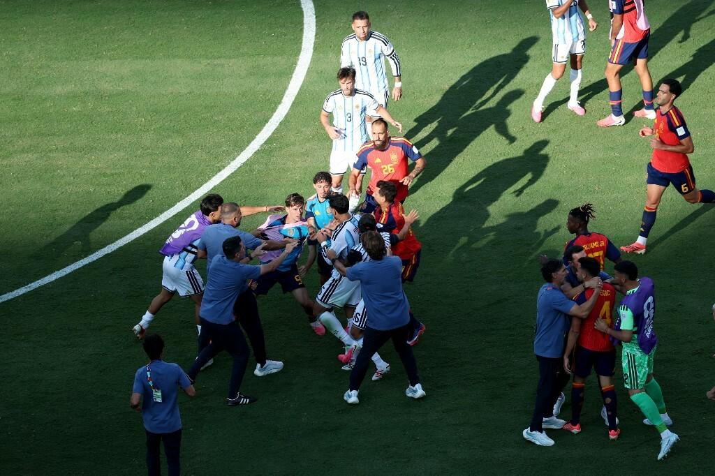 Argentincima nakon sramote prijete velike kazne! Napravili kaos na terenu, policija morala privoditi...