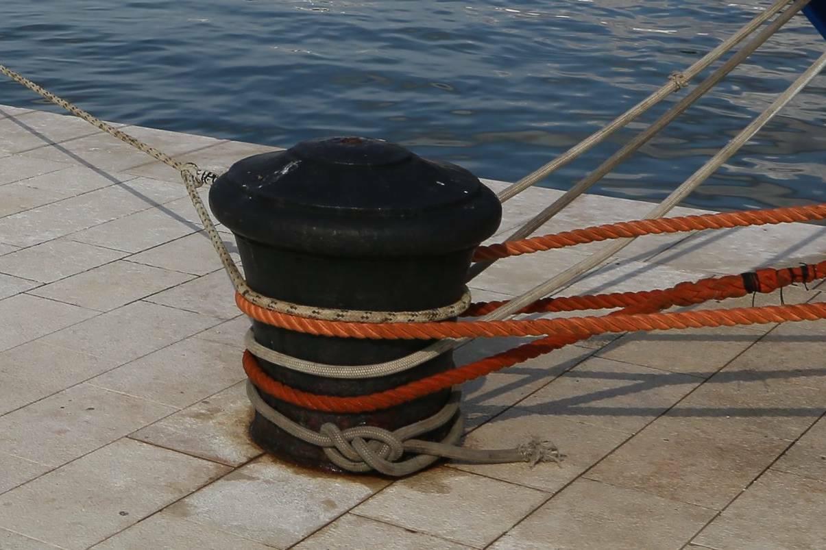 Nije dosta što su zapasali vale? Pogledajte gdje su oni privezali brod! Ljudi se rugaju, no nekima nije nimalo smiješno