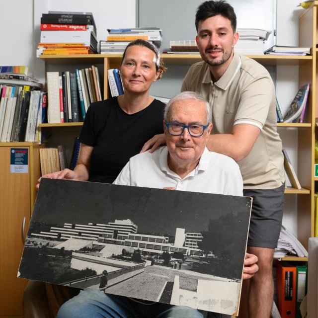 <p>Arhitekti Boris Bego, Ana Dora Bego Lovrinčević i Boris Lovrinčević sa slikom projekta hotela &lsquo;Zagreb&lsquo; na Duilovu, na kojoj se vidi i nacrt nikad izgrađenog zapadnog krila</p>