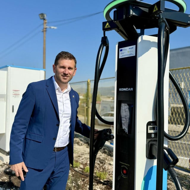 <p>Gradonačelnik Tomislav &Scaron;uta kraj punionice za električne autobuse</p>