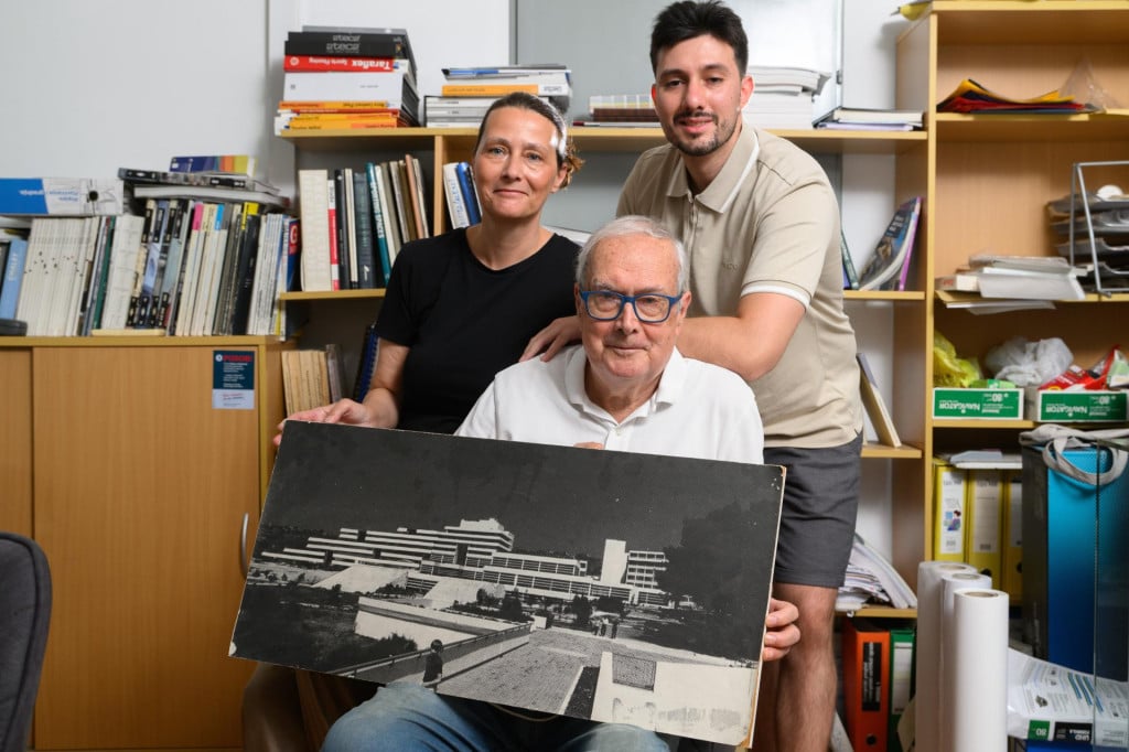 <p>Arhitekti Boris Bego, Ana Dora Bego Lovrinčević i Boris Lovrinčević sa slikom projekta hotela &lsquo;Zagreb&lsquo; na Duilovu, na kojoj se vidi i nacrt nikad izgrađenog zapadnog krila</p>