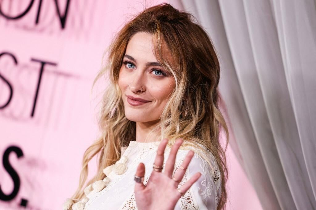 <p>Paris Jackson otkrila je da ima rupu&nbsp;u nosnoj pregradi. Odlučila je da neće ići na operaciju i popravljati&nbsp;septum ponajprije zato &scaron;to je strahovala da će tijekom oporavka morati koristiti jaka sredstva protiv bolova</p>