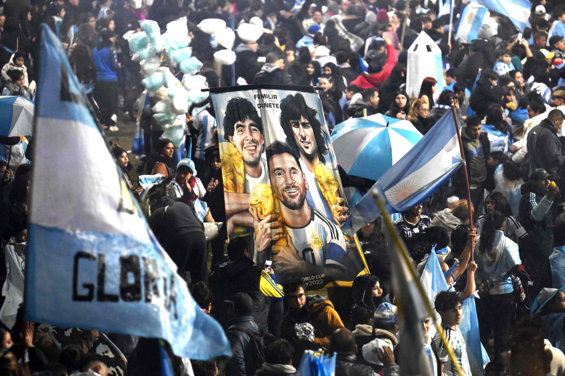 Kiša i hladnoća nije zaustavila argentinske navijače, pogledajte scene iz Buenos Airesa... Messi nije došao