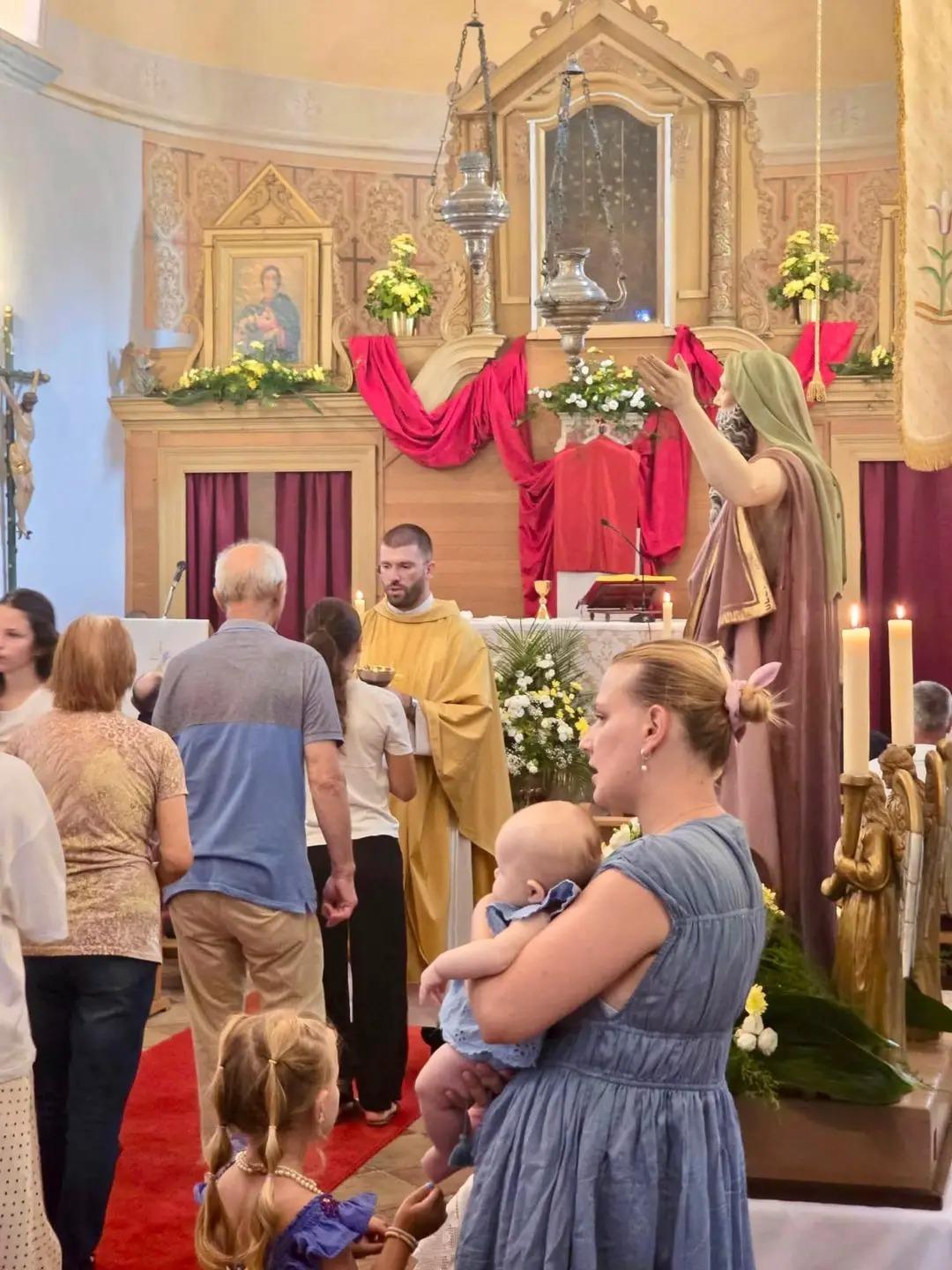 U ovom selu je živjelo 1139 ljudi, danas tek 18... Ali ne odustaju; došlo 6 svećenika i stotine gastarbajtera