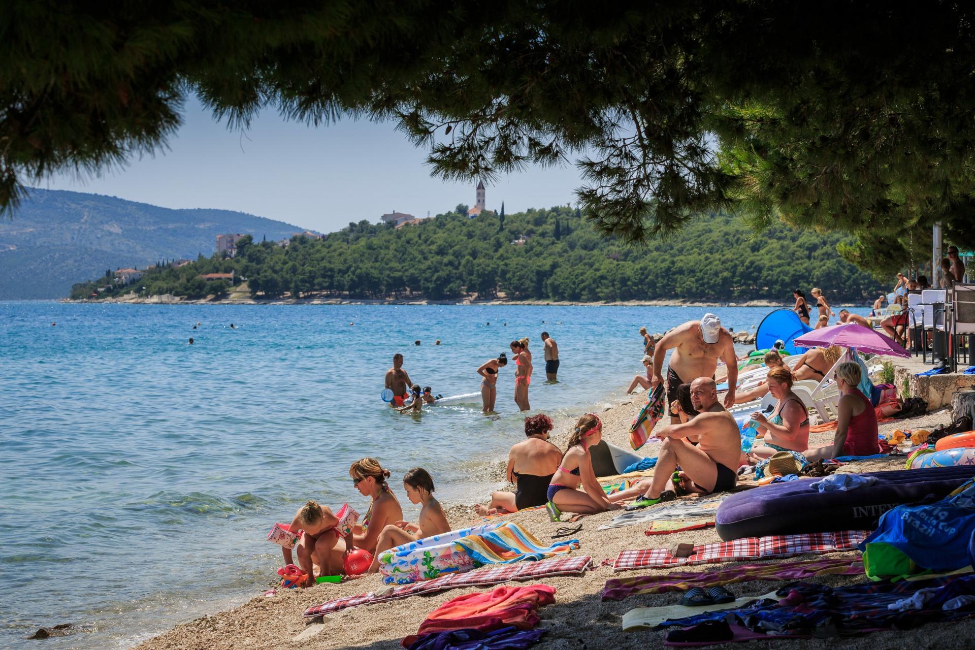 U Sv. Filipu i Jakovu nema milosti za uzurpatore plaža! Redari se pohvalili akcijom, sve su pomeli; Koje ‘rezervacije‘?!