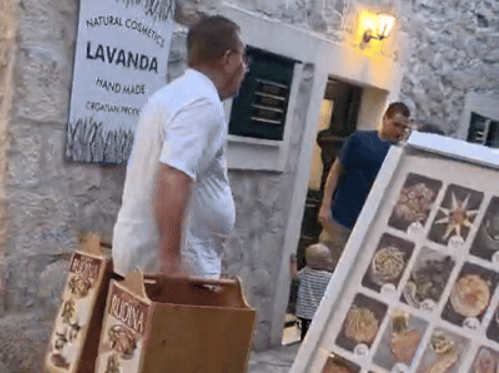 Uhićen muškarac koji je nasrnuo na goste restorana u Primoštenu. Oglasila se šibenska policija